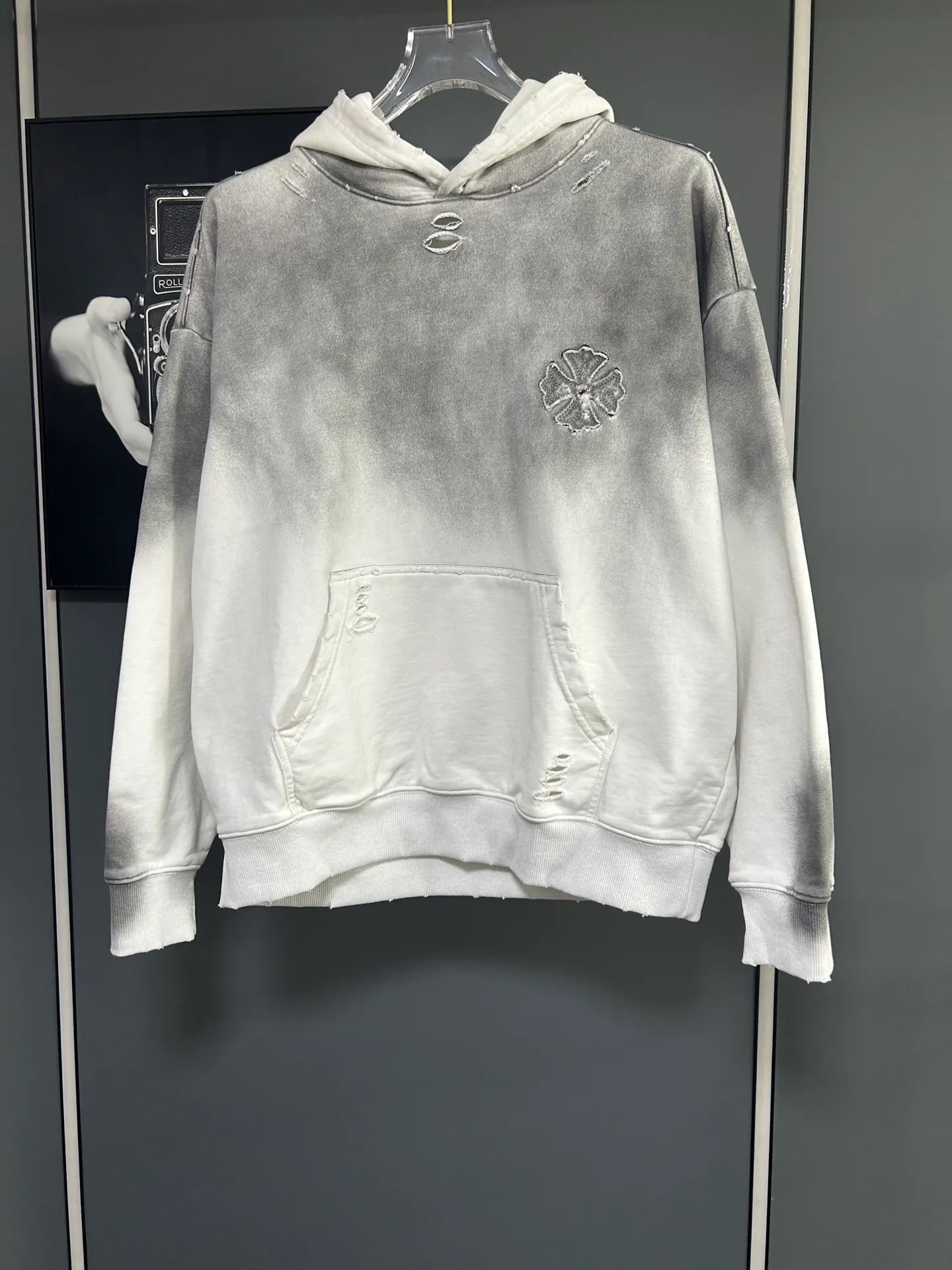 P310 𝗖𝗵𝗿𝗼𝗺𝗲 𝗛𝗲𝗮𝗿𝘁𝘀/Cro Heart 2025 Cross Patch Embroidery Summer New Original Single Counter American Acid Washed Distressed Laser Burnt Patch Embroidery Couple Casual Hooded Sweatshirt 👑The highest version! Customized fabric 440g tripe terry fabric! American acid-washed and distressed original fabric laser burnt ✟appliqué embroidery and exquisite embroidery of letters! The best-selling model at the counter. It is very comfortable to wear. It is low-key yet luxurious. It is very classy when worn. The large size and tailoring are needless to say. The upper body is exquisite and vivid. 👍High-end first-class materials. A truly palace-level product. The cotton from Turkey is of outstanding quality. After heavy washing, the clothes are very soft! Not picky, the upper body is absolutely stylish and extremely luxurious. Auxiliary materials: The original model has been authenticated and labeled ➕100% silk washed with water label. Genuine purchase-grade original hangtag➕matching hanging rope➕3D hanging beads➕original packaging bag. Craftsmanship: The original version has consistent wiring! The highest version of the armhole matching technique! Countless times of pattern making to 100% restore the original appearance! The correct version is the same for men and women, super eye-catching, super good-looking, and super atmospheric! Color: black, white and gray Size, XS S M L